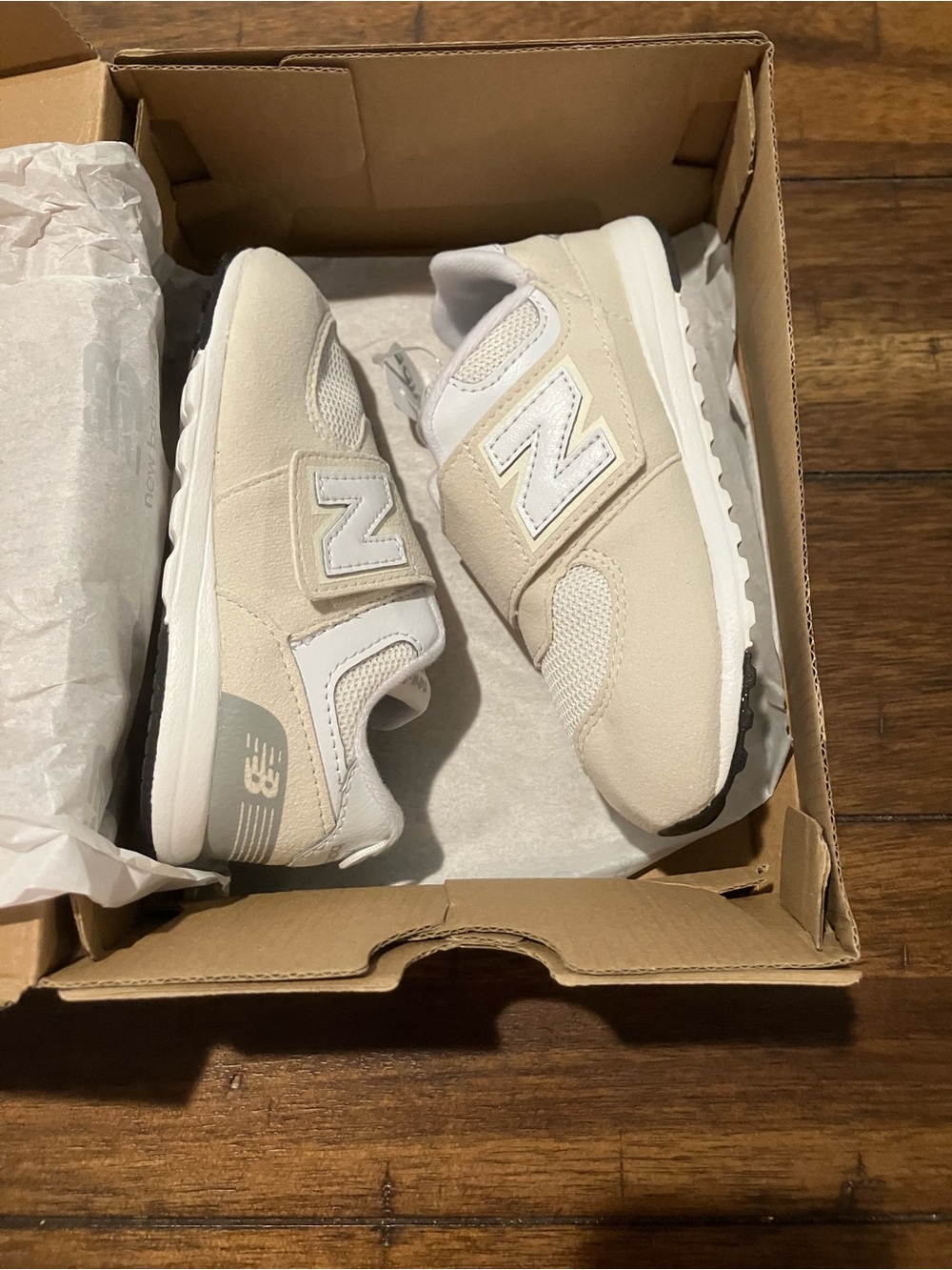 New Balance Kids Cream Velcro Sneakers with White Accents Sz 7.5 toddler